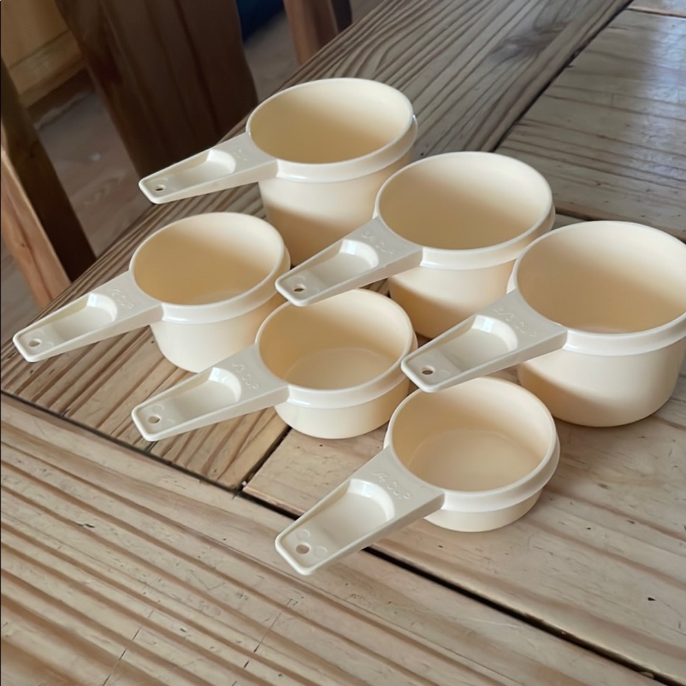 Tupperware Ivory Measuring Cups